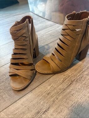 Universal Thread-Elda Pumps Size 7